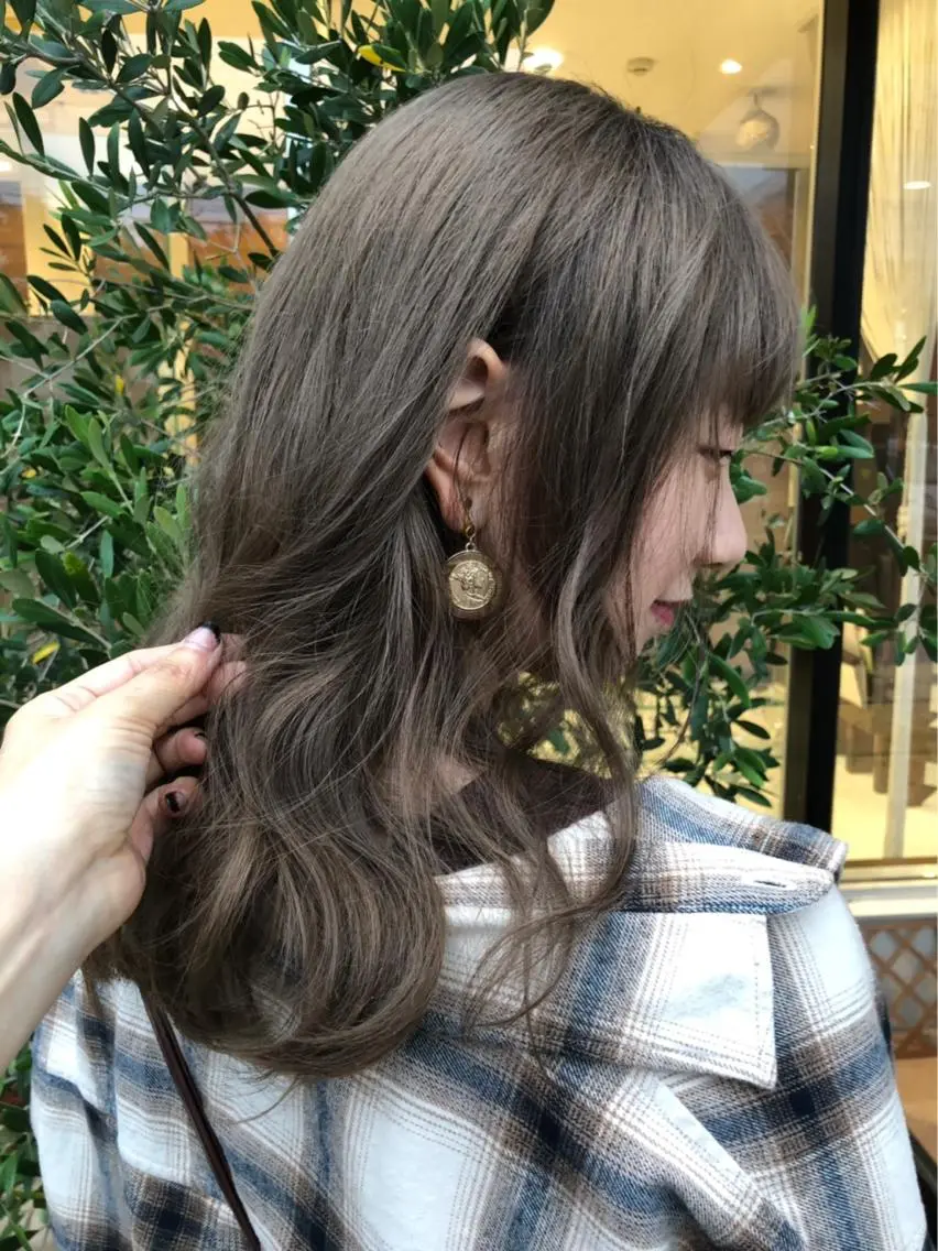 セミロング カラー ブリーチ 透明感カラー 齋藤 佳以のヘアスタイル