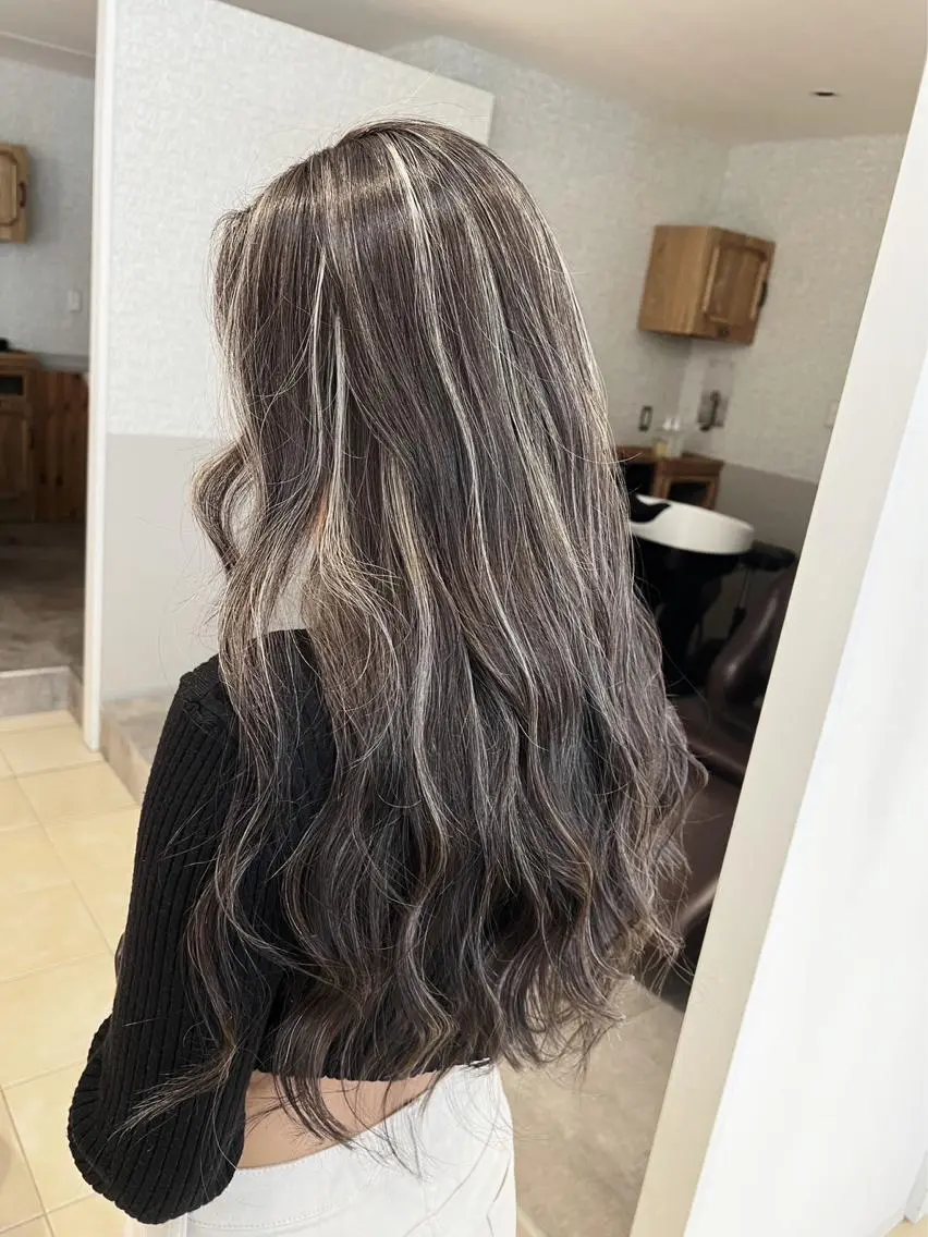 ロング カラー ダークグレー ダークグレージュ グレージュ ハイライトカラー ハイライト ヘアカラー トリートメント 指名数No.1 /NAOYAのヘアスタイル