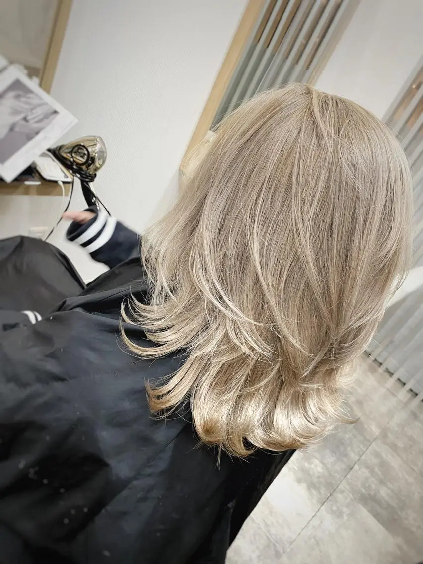 カラー パーマ ヘアアレンジ ミディアム アディクシーカラー アッシュ ミストバング ブリーチ ブロンド 初めでも安心🌟 newi町田✂のヘアスタイル