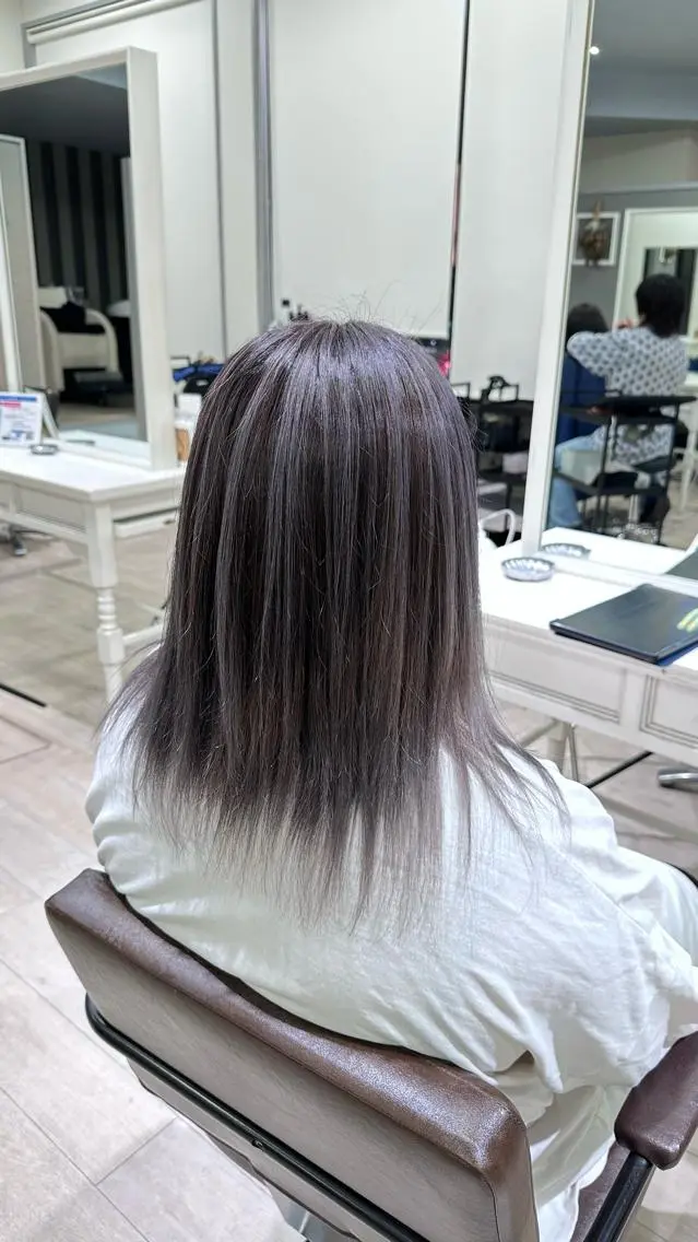 ミディアム カラー バレイヤージュ シルバー レイヤーカット 村上 佳織のヘアスタイル
