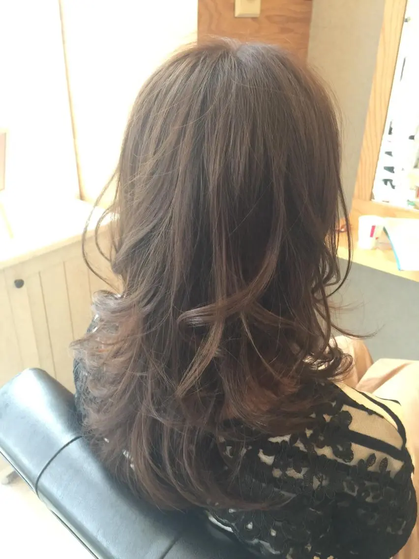 セミロング カラー ヘアアレンジ アッシュ ベージュカラー くせ毛 鳴海 悠のその他イメージ