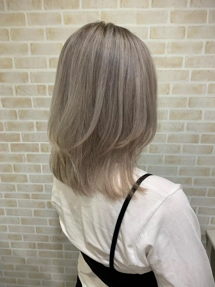 ミディアム カラー 薄田 珠美のヘアスタイル