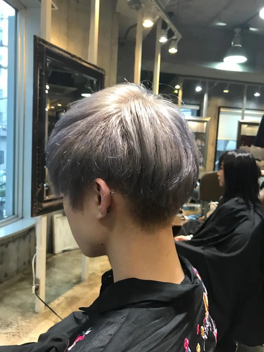 ショート カラー パーマ ヘアアレンジ メンズ キッズ ネイル マツエク・マツパ メンズブリーチ ブリーチ シルバー ホワイトシルバー メンズネイル サロンドミルク 原宿のヘアスタイル