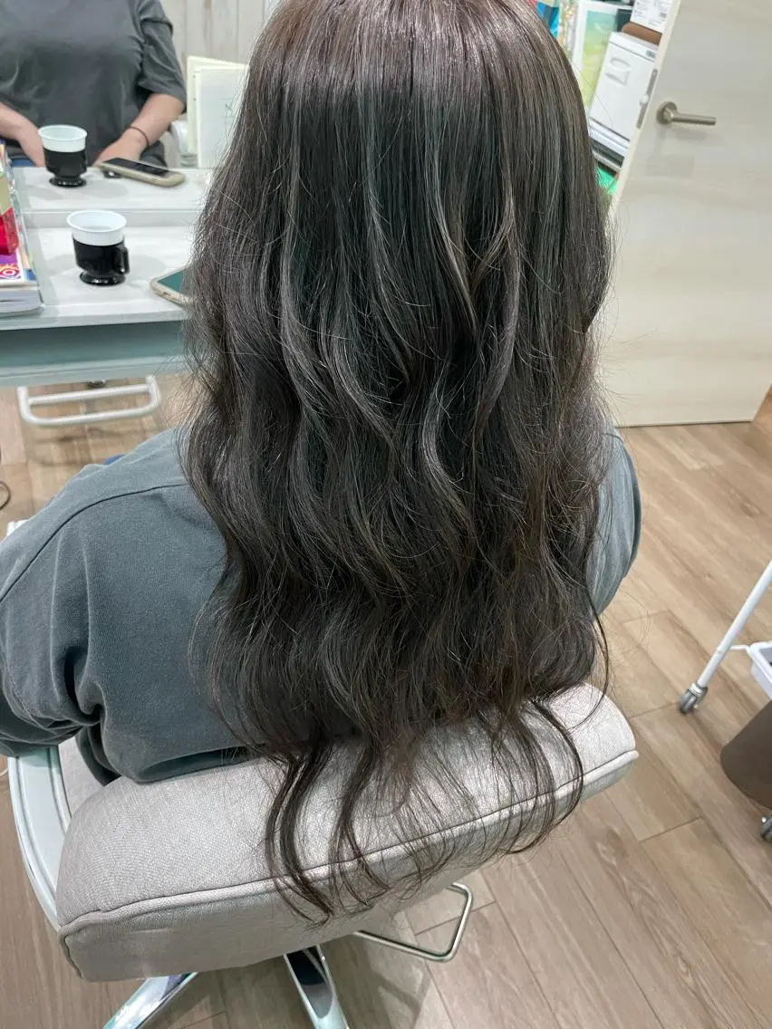 ロング ハイライト ヘアカラー トリートメント 🐆アンドウ チカコ🦓のヘアスタイル