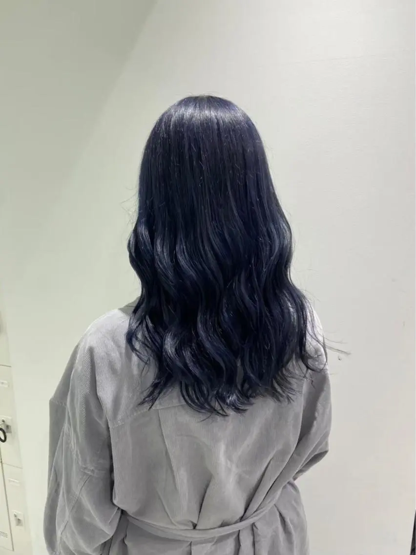 ロング カラー 黒髪 ブルーカラー ブルーブラック 透明感カラー ウルフ&レイヤー特化 まとまる美髪矯正のヘアスタイル
