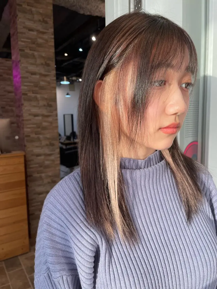 セミロング カラー イヤリングカラー ヘアカラー YUI/ ブリーチカラー🌷のヘアスタイル