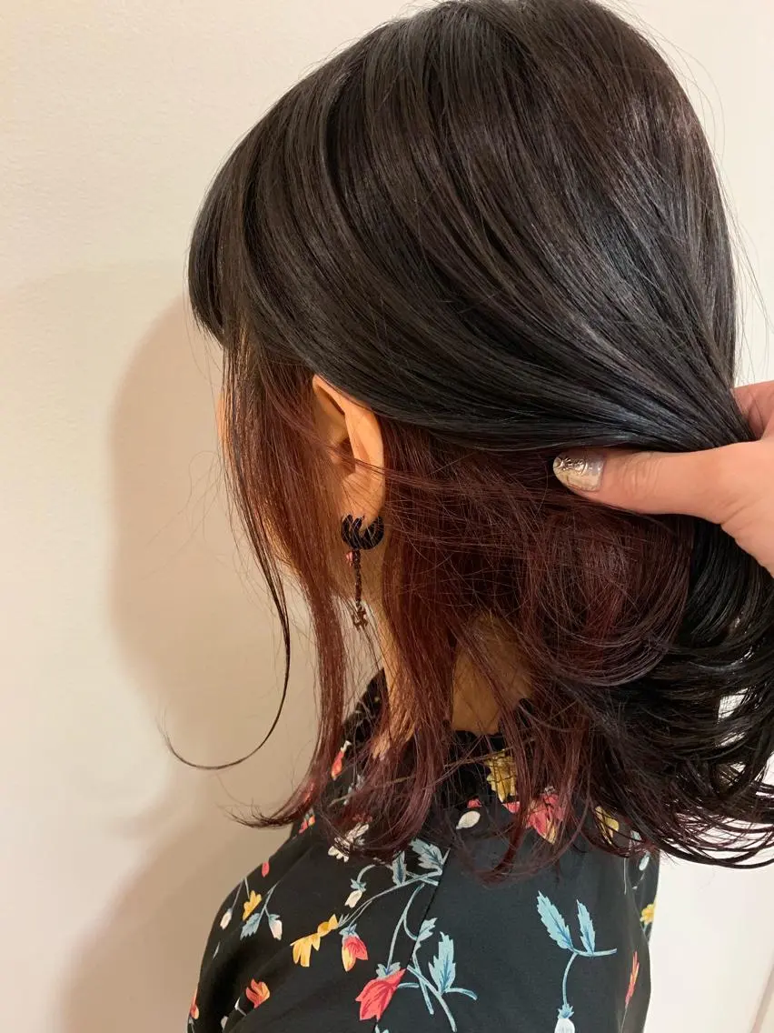 ミディアム カラー インナーカラー レッドカラー 顔まわりカット✄ ベージュカラー🧸のヘアスタイル