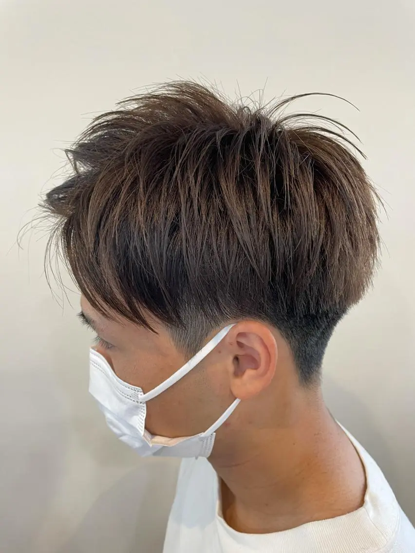 ショート カラー メンズ アップバング 刈り上げ ベージュカラー カット ヘアカラー FLAGS YAMATOのヘアスタイル