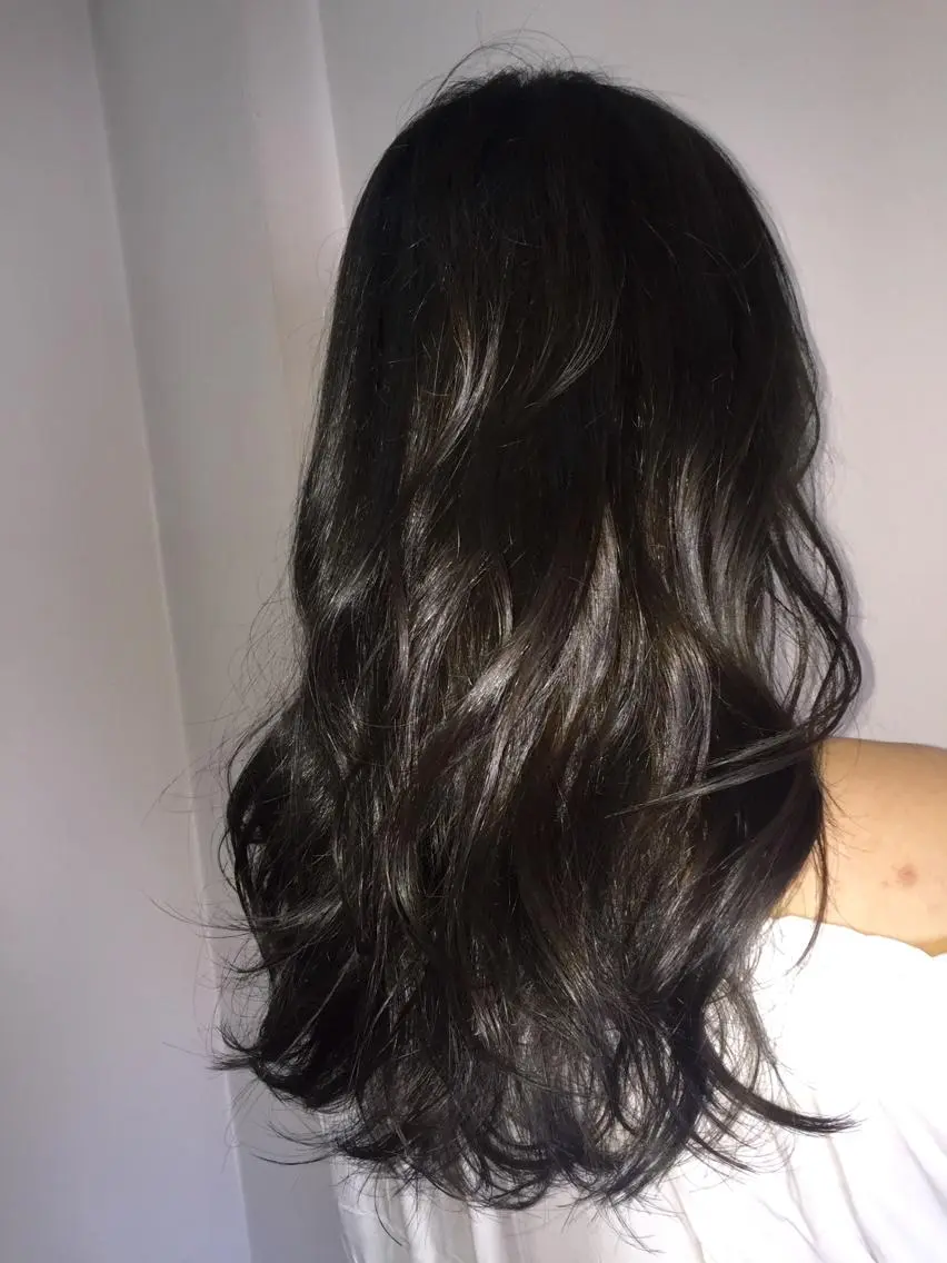 セミロング ロング カラー 黒髪 シルバー 若杉 諒のヘアスタイル