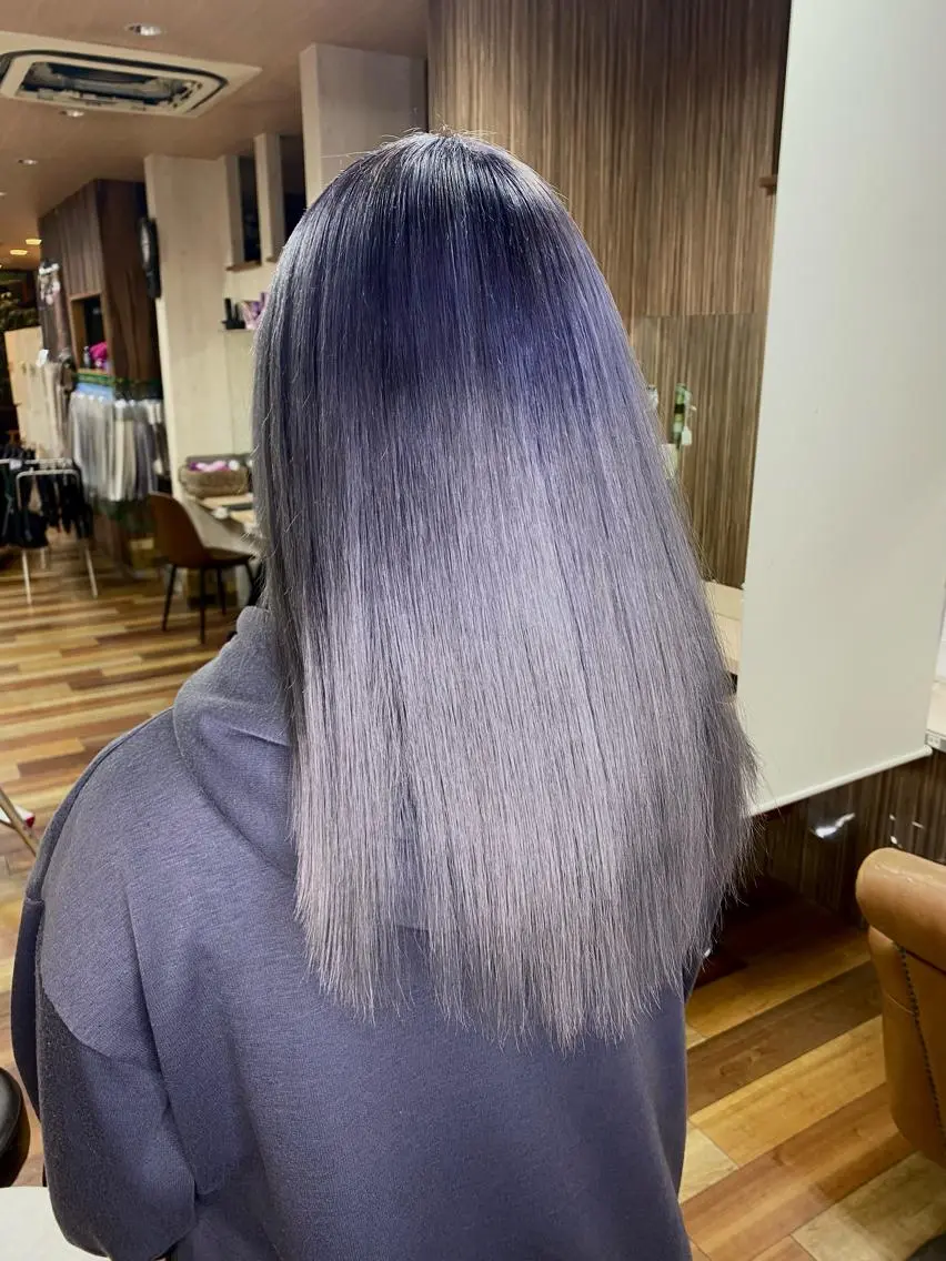 ロング カラー グラデーションカラー シルバー 内山 京耶のヘアスタイル