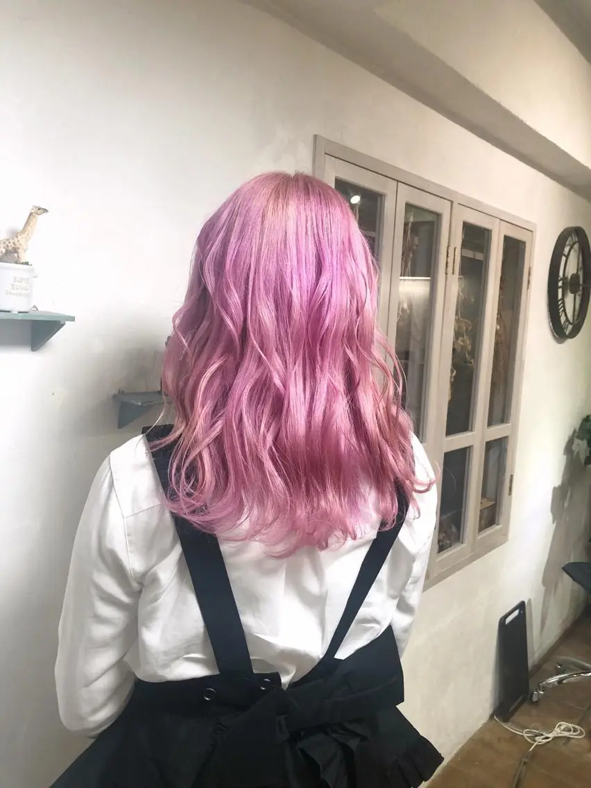 セミロング カラー パーマ ヘアアレンジ ピンクカラー ヘアカラー トリートメント 推し活専用 【派手髪】飯野ゆかりのヘアスタイル