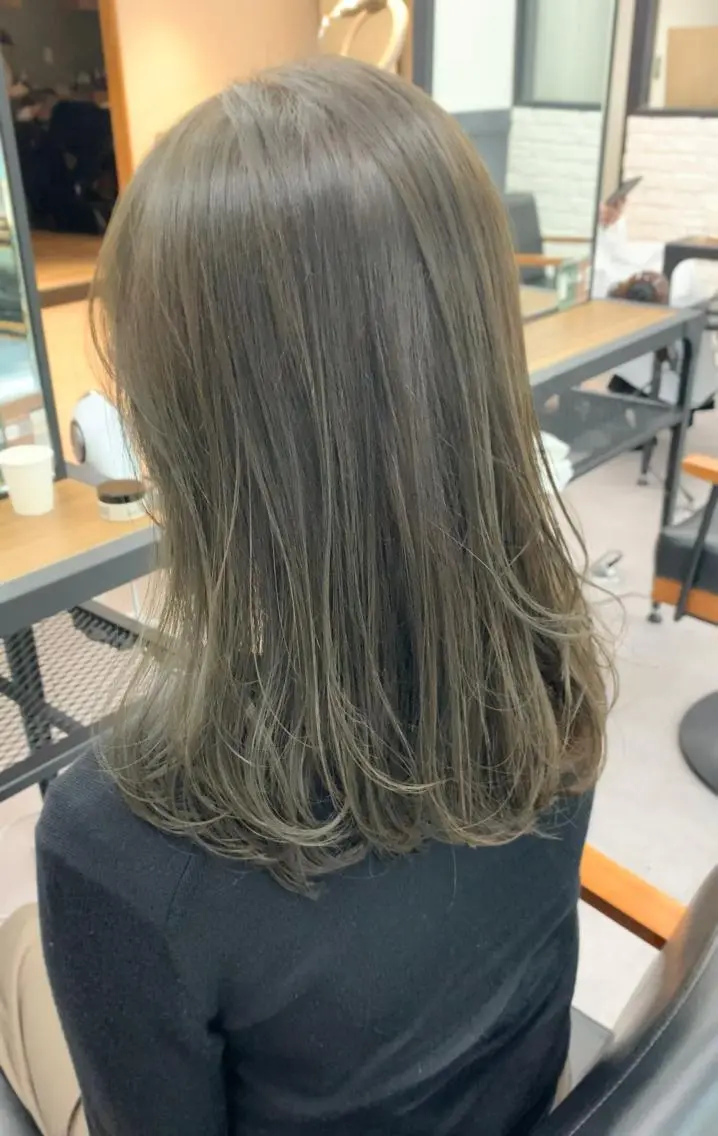 ミディアム カラー パーマ ヘアアレンジ メンズ キッズ ネイル マツエク・マツパ アイブロウ レイヤーカット／ 巻ける縮毛矯正のヘアスタイル