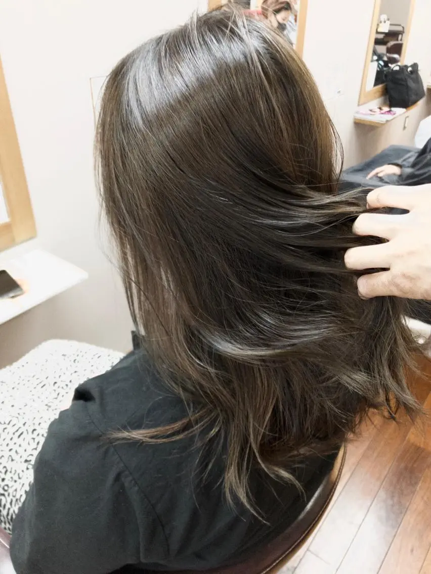 セミロング カラー 透明感カラー 大槻 芽衣のヘアスタイル