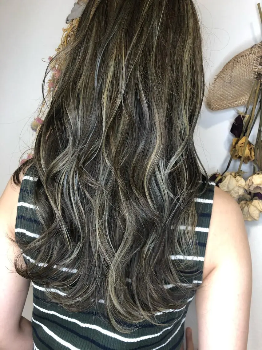 ロング ハイライト ヘアカラー トリートメント 松佐 ゆかりのヘアスタイル
