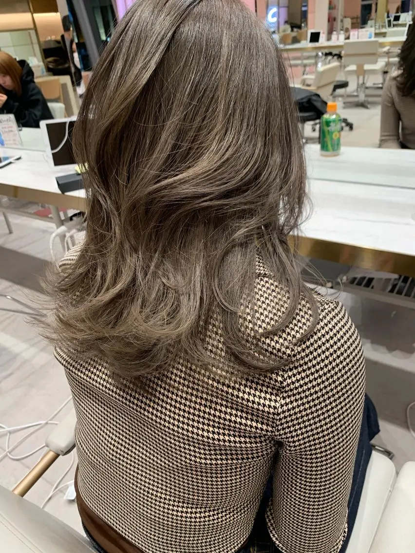 ミディアム カラー グレージュ レイヤーカット カット ヘアカラー トリートメント レイヤー専門家 ダブルカラー修のヘアスタイル