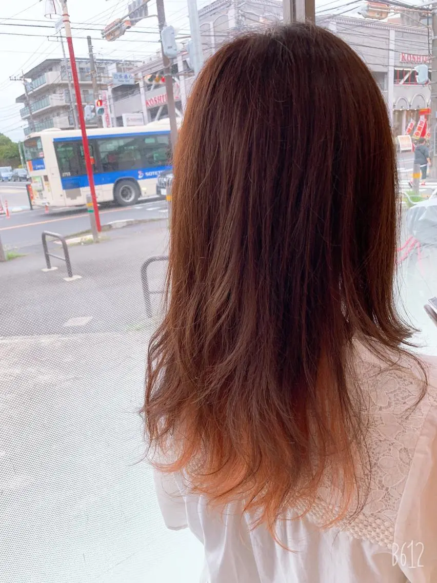 セミロング カラー オレンジ 白髪ぼかしハイライト 柳川拓哉のヘアスタイル