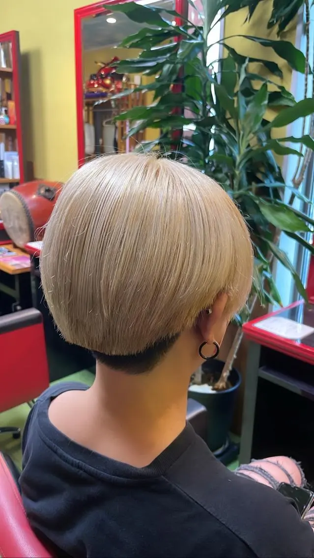 ショート カラー ショートボブ ブリーチ ハイトーンカラー ボブ ショートヘア デザインカラー🏝️ 須賀汐音のヘアスタイル