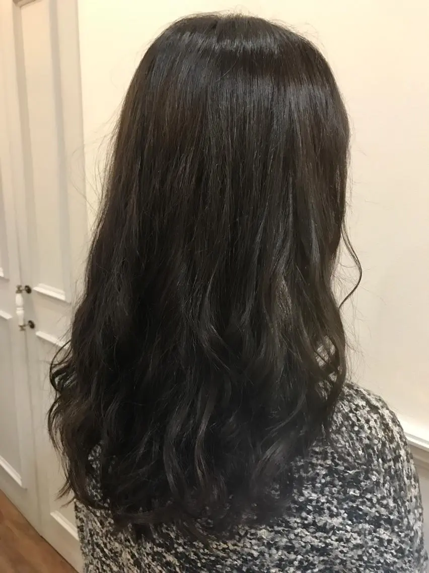 ロング カラー グレージュ ひろせ かなのヘアスタイル