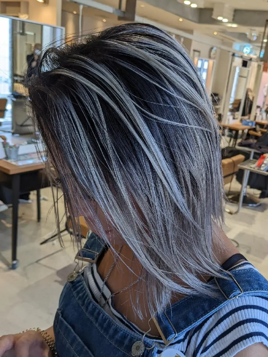 ミディアム カラー バレイヤージュ レイヤーカット ヘアカラー nameless髪質 改善ブリーチ心斎橋のヘアスタイル