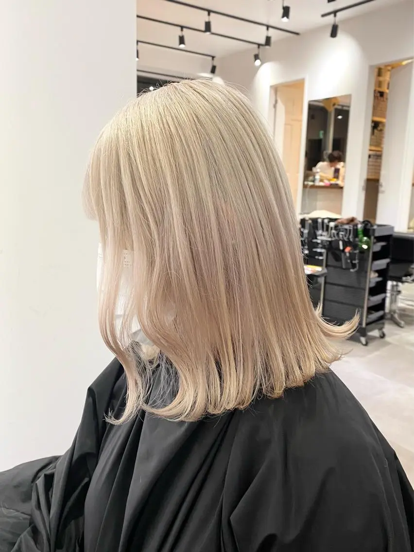 セミロング カラー ベージュカラー ブリーチ ハイトーンカラー ホワイトベージュ ヘアカラー トリートメント ブリーチ指名 NO1🌈SAKIのヘアスタイル