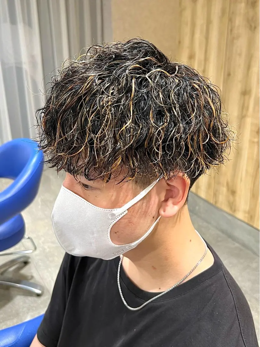 ショート カラー パーマ メンズ メンズハイライト メンズメッシュ メンズパーマ メンズツイストパーマ ツイストスパイラルパーマ メンズパーマ職人 加藤 弘貴のヘアスタイル