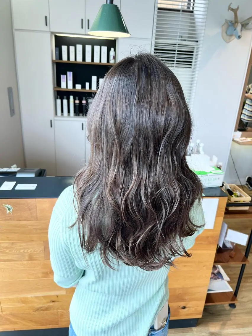 セミロング カラー グレージュ ラベンダーカラー ラベンダーグレージュ ラベンダーグレー 堀 望美のヘアスタイル