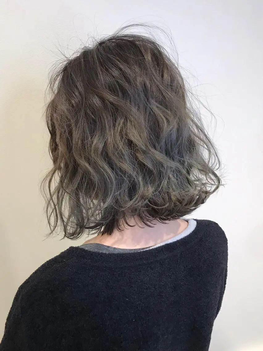 ショート カラー バレイヤージュ ブリーチ グレージュ イルミナカラー レイヤーカット ヘアカラー ボブ・レイヤーカット 吉敷航一のヘアスタイル