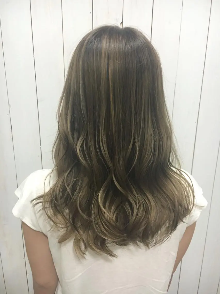 セミロング カラー ブリーチ ブルーカラー グレージュ ハイライトカラー ハイライト 山田 守のヘアスタイル