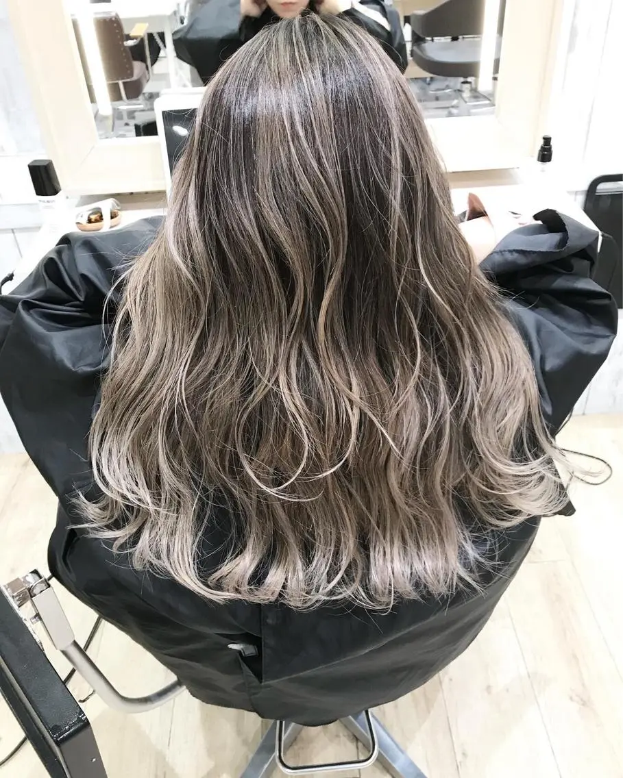 セミロング カラー バレイヤージュ レイヤーカット ヘアカラー トリートメント ブリーチカラーレイヤ ーカット🦋annaのヘアスタイル