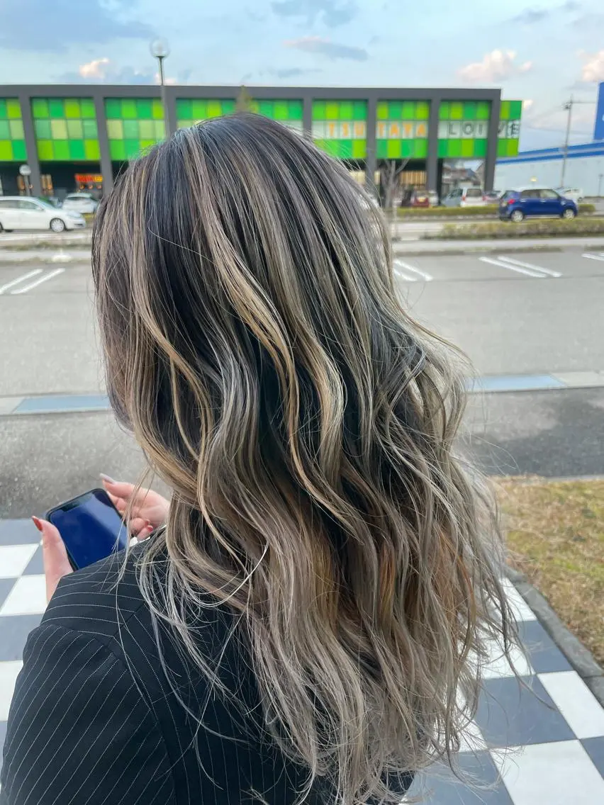 ロング ブリーチしてても 綺麗にかかる縮毛矯正のヘアスタイル