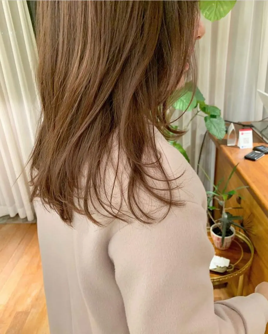 セミロング カラー ベージュカラー かきあげバング レイヤーカット 杉山 憂人のヘアスタイル