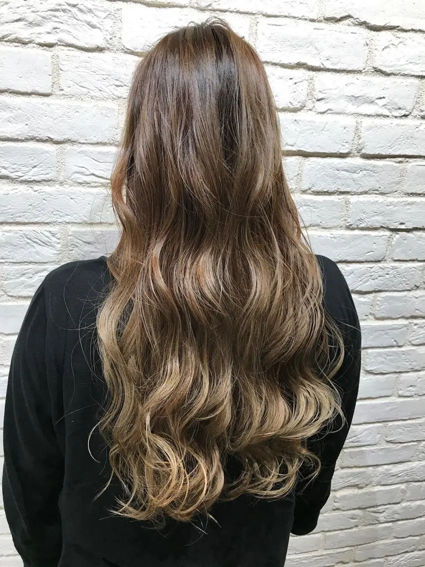 ロング カラー グラデーションカラー ハイライトカラー ハイライト UMEDA FIGAROのヘアスタイル