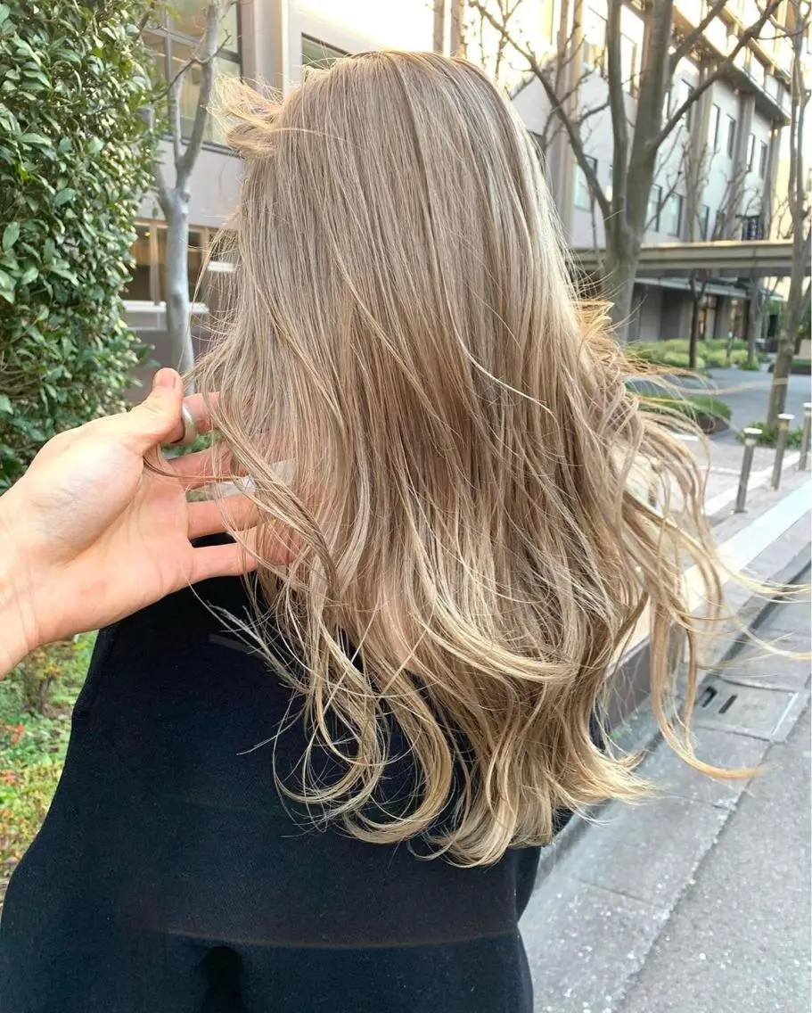 ロング ヘアアレンジ ヘアセット ミルクティーベージュ ブリーチ 店長 清水のヘアスタイル