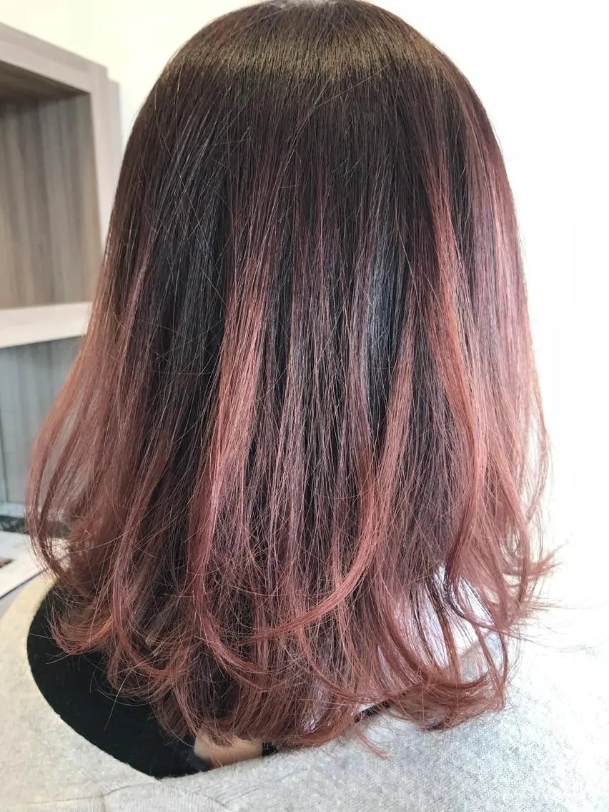 ミディアム カラー ピンクカラー レッドカラー カット 縮毛矯正 フジノ マホのヘアスタイル