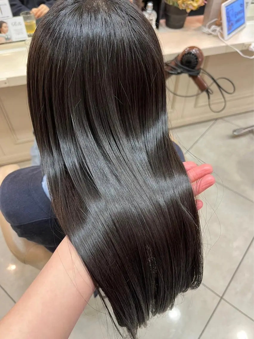 ロング ハイトーンカラー シールエクステのヘアスタイル