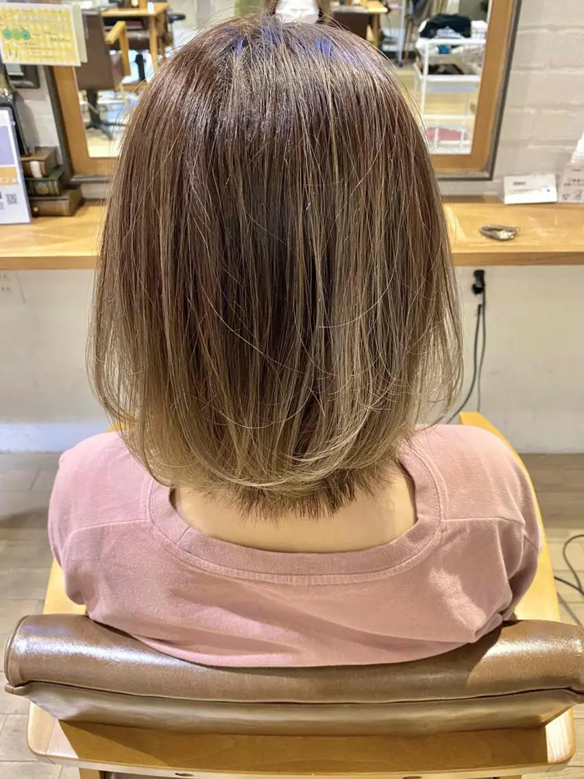 ミディアム カラー ボブレイヤー バレイヤージュ ブリーチ ボブ くびれヘア 前田 裕介のヘアスタイル
