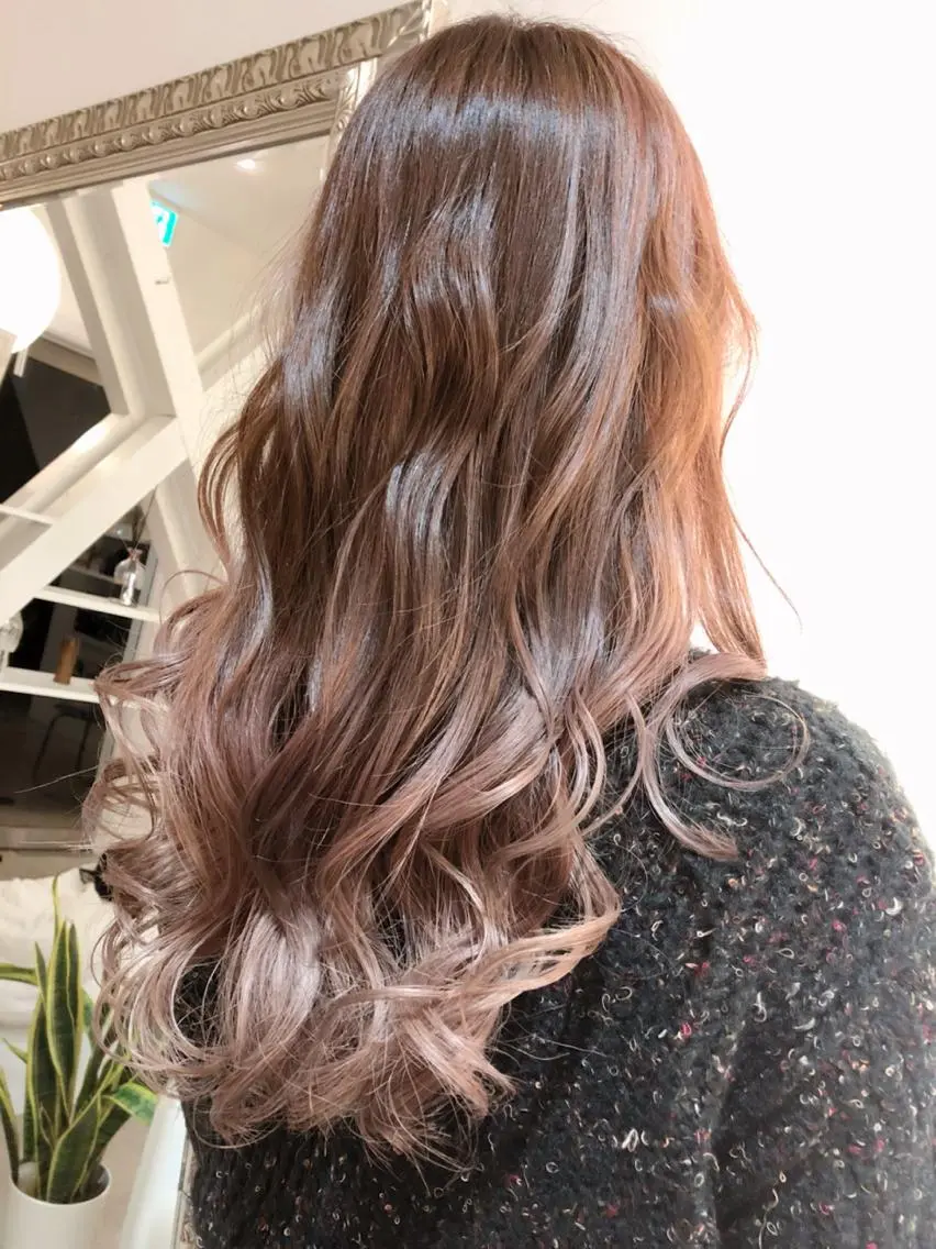 ロング ハイライト ヘアカラー Rina のヘアスタイル