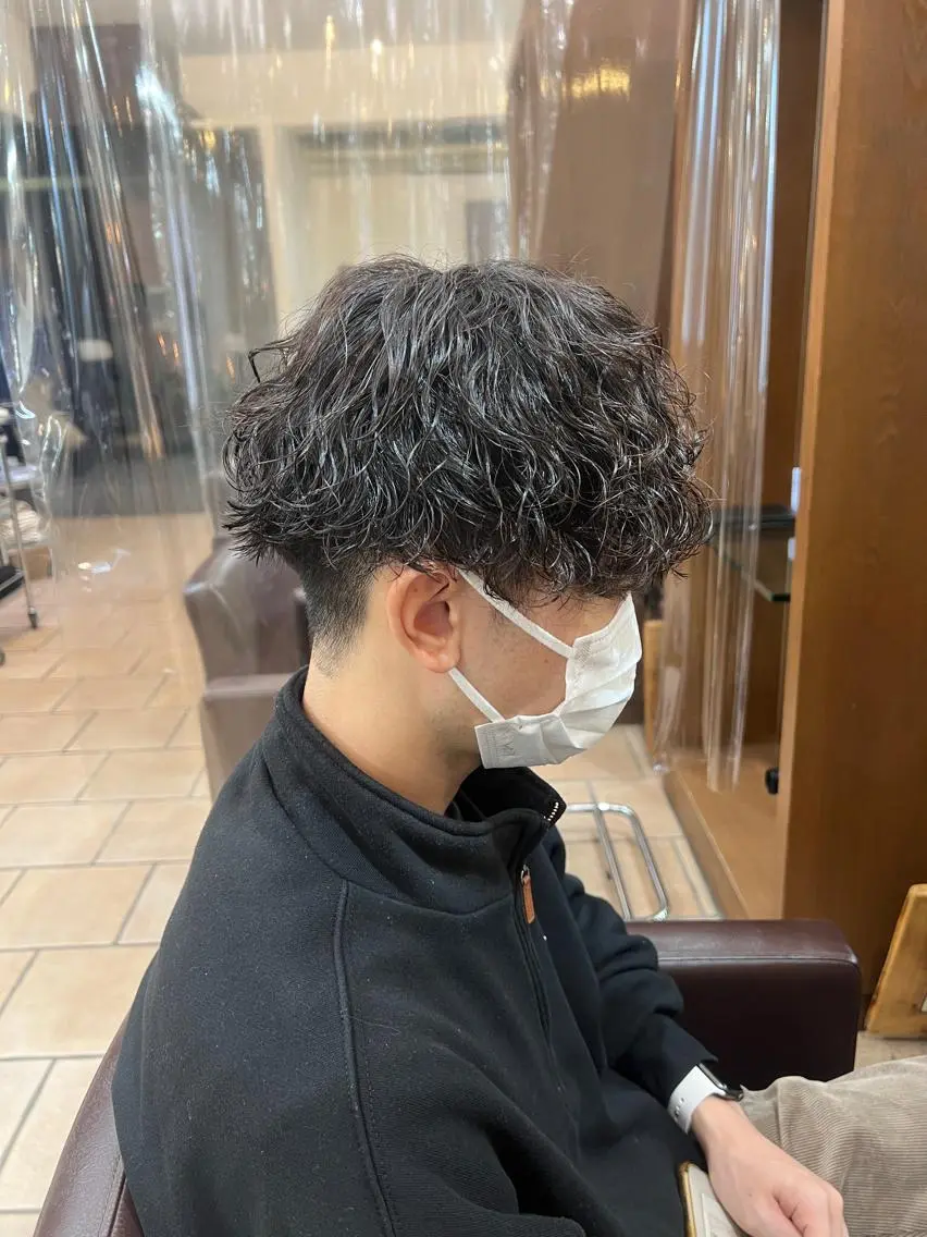 ミディアム パーマ メンズ 波巻きパーマ カット パーマ メンズカットパーマ ✂️ JOYAのヘアスタイル
