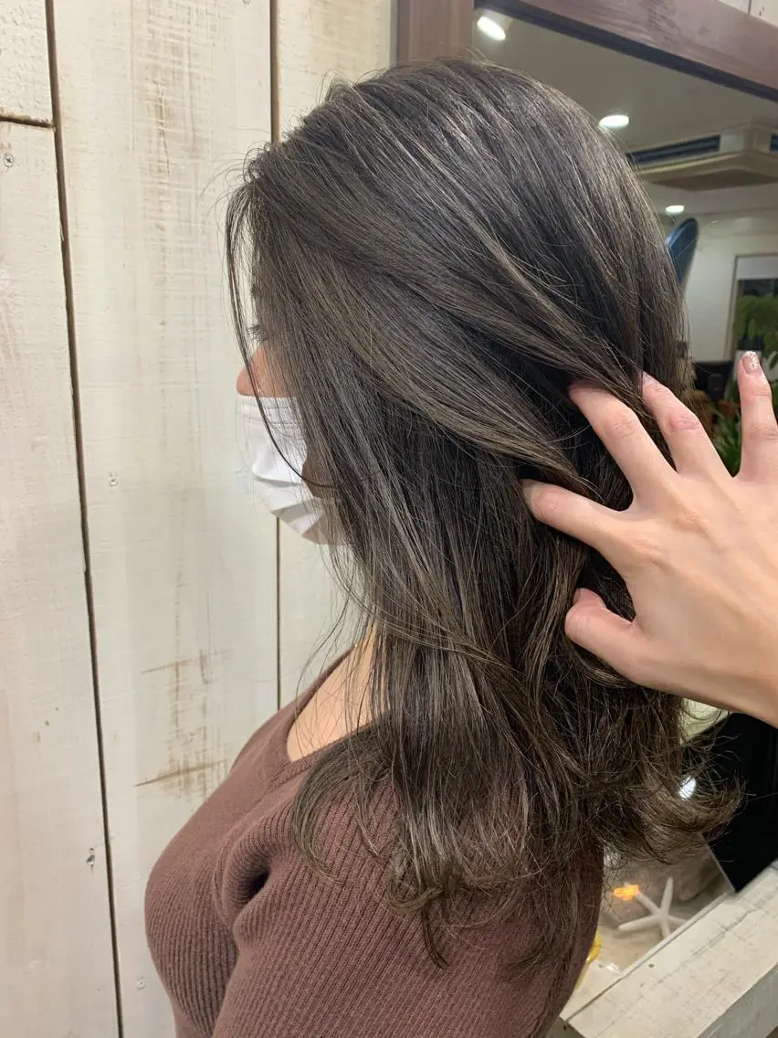 ミディアム 鷺谷 玲奈のヘアスタイル