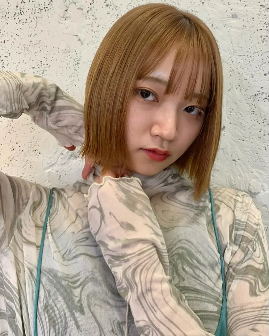 ショート ボブ 外ハネヘア ハイトーン🤍 古江 実夢のヘアスタイル