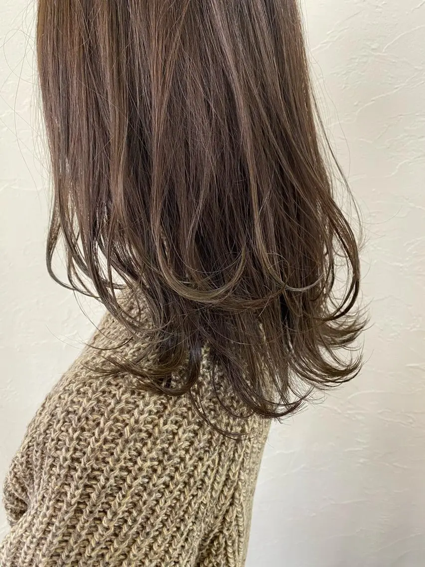 ミディアム カラー ブラウンカラー オリーブブラウン レイヤーカット カット ヘアカラー トリートメント ENIF ヤマグチアツコのヘアスタイル