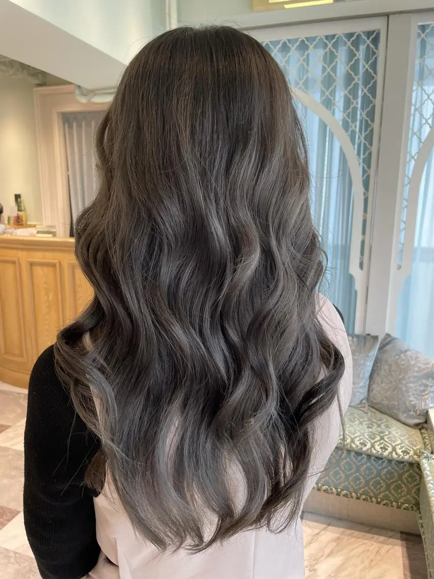 カラー アッシュ シルバー シルバーアッシュ ヘアカラー 木屋元一/縮毛矯正 /前髪/レイヤーのヘアスタイル