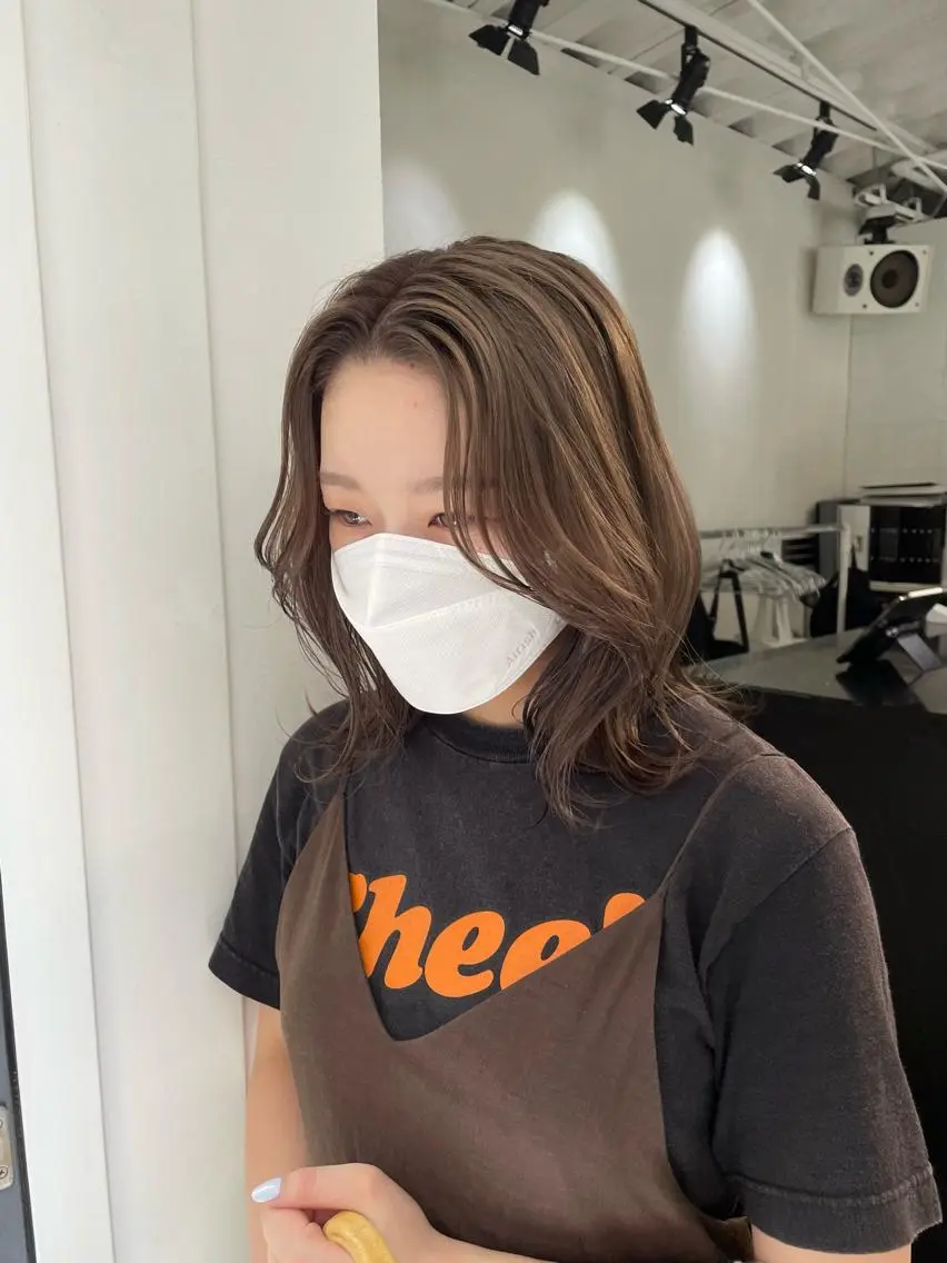 ミディアム カラー パーマ ヘアアレンジ メンズ キッズ ネイル マツエク・マツパ アイブロウ メンズブリーチ ブリーチ グレージュ ミルクティーグレージュ カット ヘアカラー トリートメント 艶ハイトーン/ヘア アレンジAYAKAのヘアスタイル