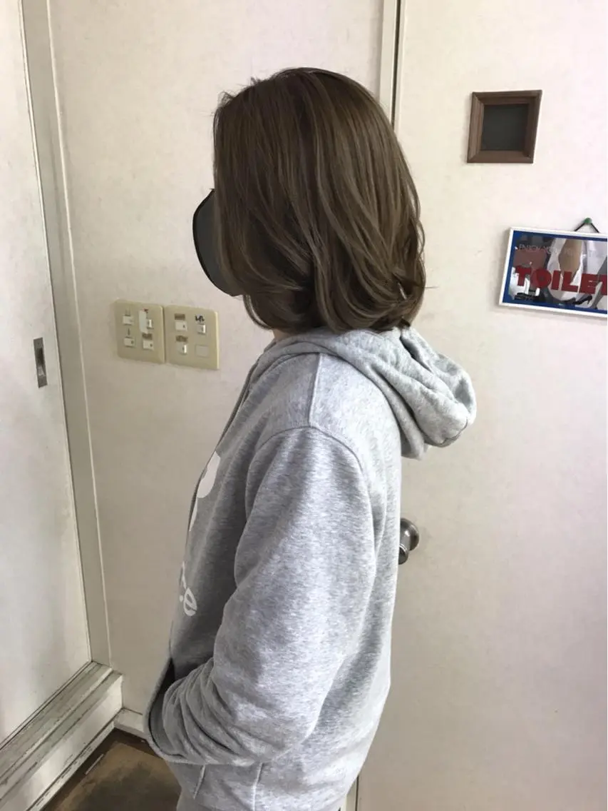 ミディアム カラー パーマ グレージュ ハイライトカラー ハイライト ヘアカラー 三輪 太一のヘアスタイル