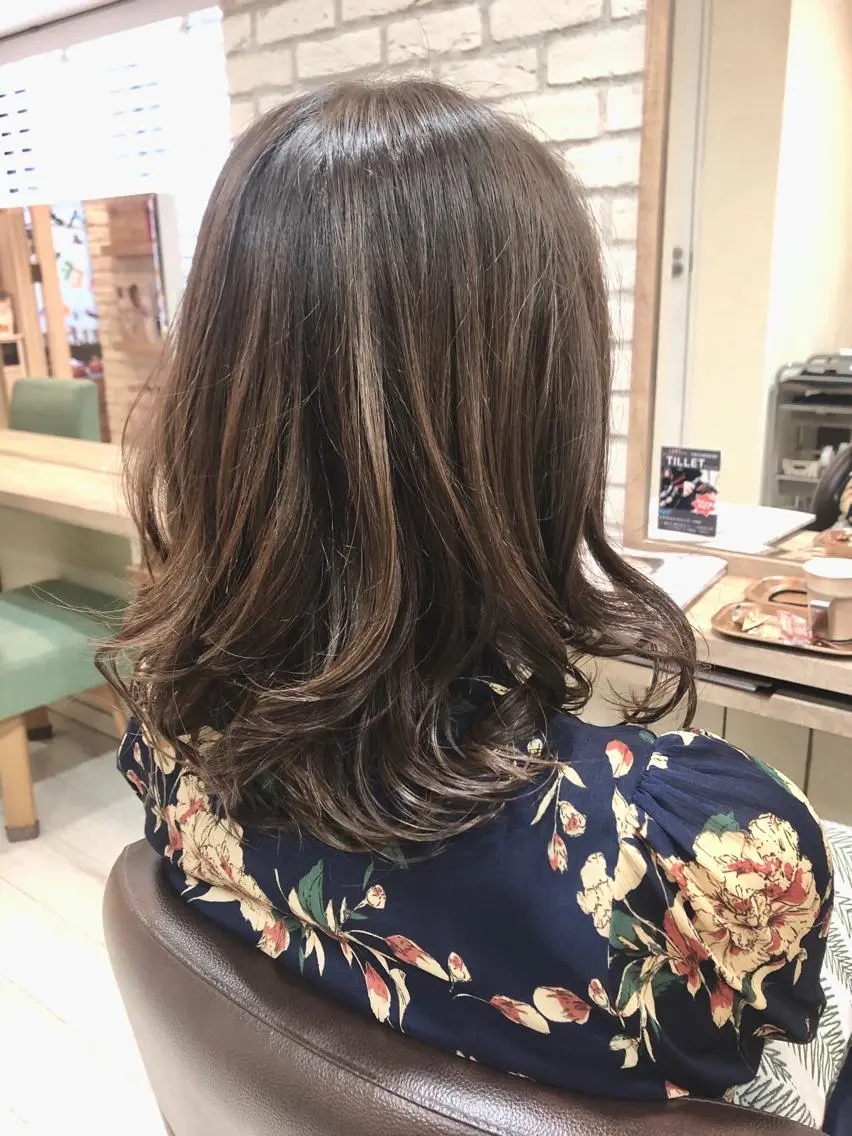 セミロング カラー グラデーションカラー ハイライトカラー ハイライト かきあげバング カット パーマ トリートメント 清水 有実子のヘアスタイル