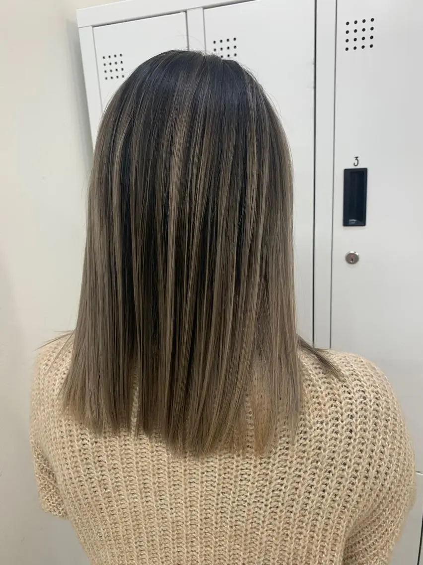 セミロング カラー バレイヤージュ レイヤーカット セイヤ セイヤのヘアスタイル