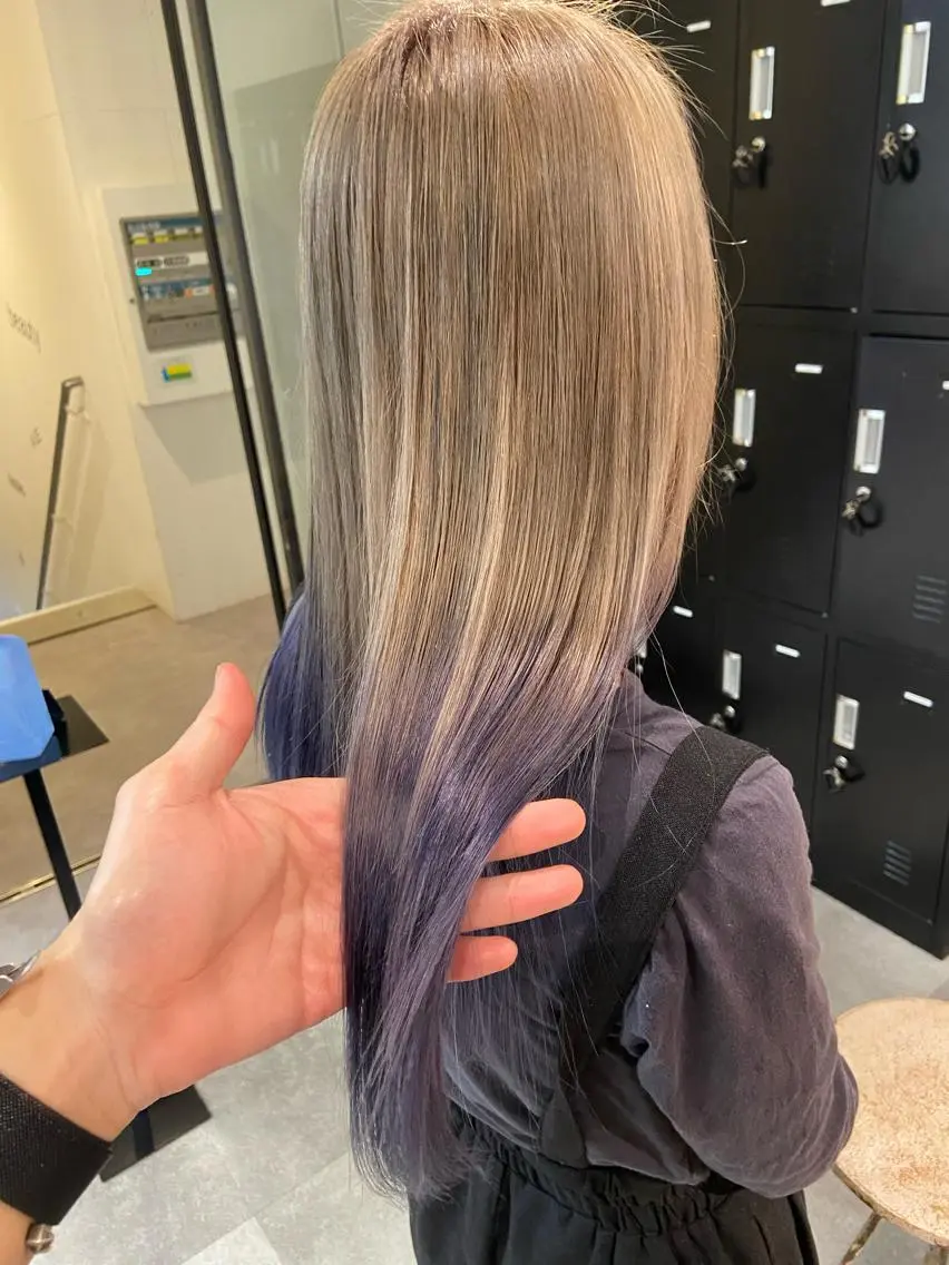 セミロング カラー ブリーチ ブロンド グラデーションカラー バイオレットカラー ヘアカラー トリートメント ウルフカット レイヤーカット上柿のヘアスタイル