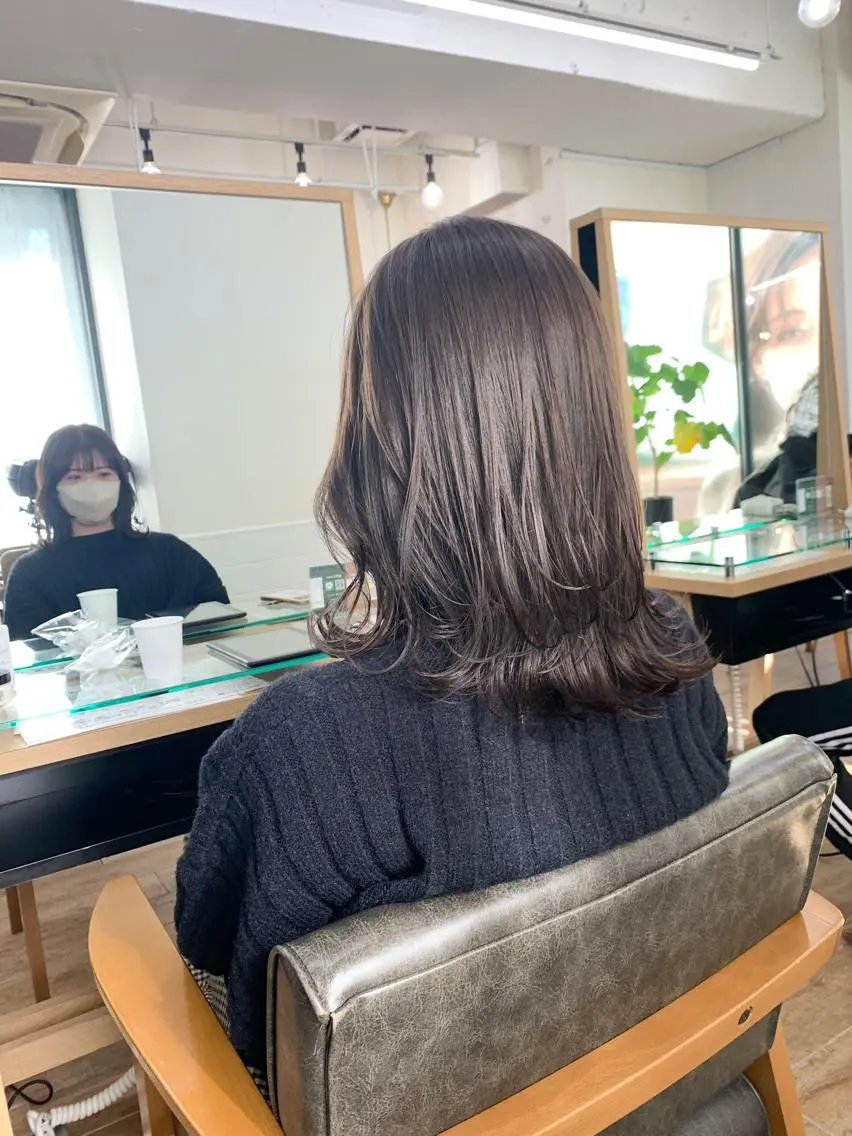 セミロング カラー パーマ ヘアアレンジ メンズ キッズ ネイル マツエク・マツパ アイブロウ カット ヘアカラー レイヤーカット／ 巻ける縮毛矯正のヘアスタイル