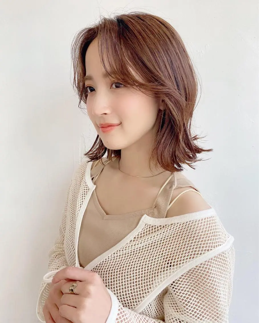 ミディアム くびれヘア くびれレイヤー レイヤーカット 鎌倉 彩のヘアスタイル