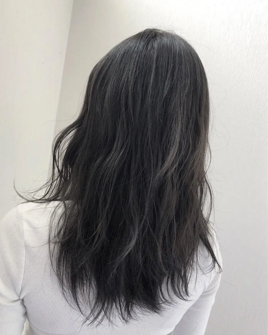 セミロング カラー ハイライトカラー シルバー ハイライト 白井 つづりのヘアスタイル